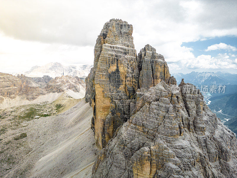 云雾弥漫的空中拍摄磅礴的山，Tre Cime di Lavaredo，白云石